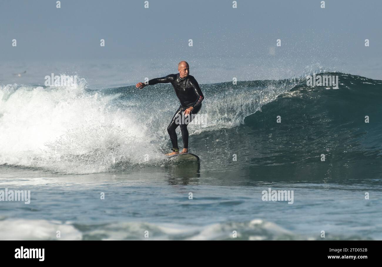 Uomo che fa surf a Tarifa, Cadice, Andalusia, Spagna meridionale. Foto Stock