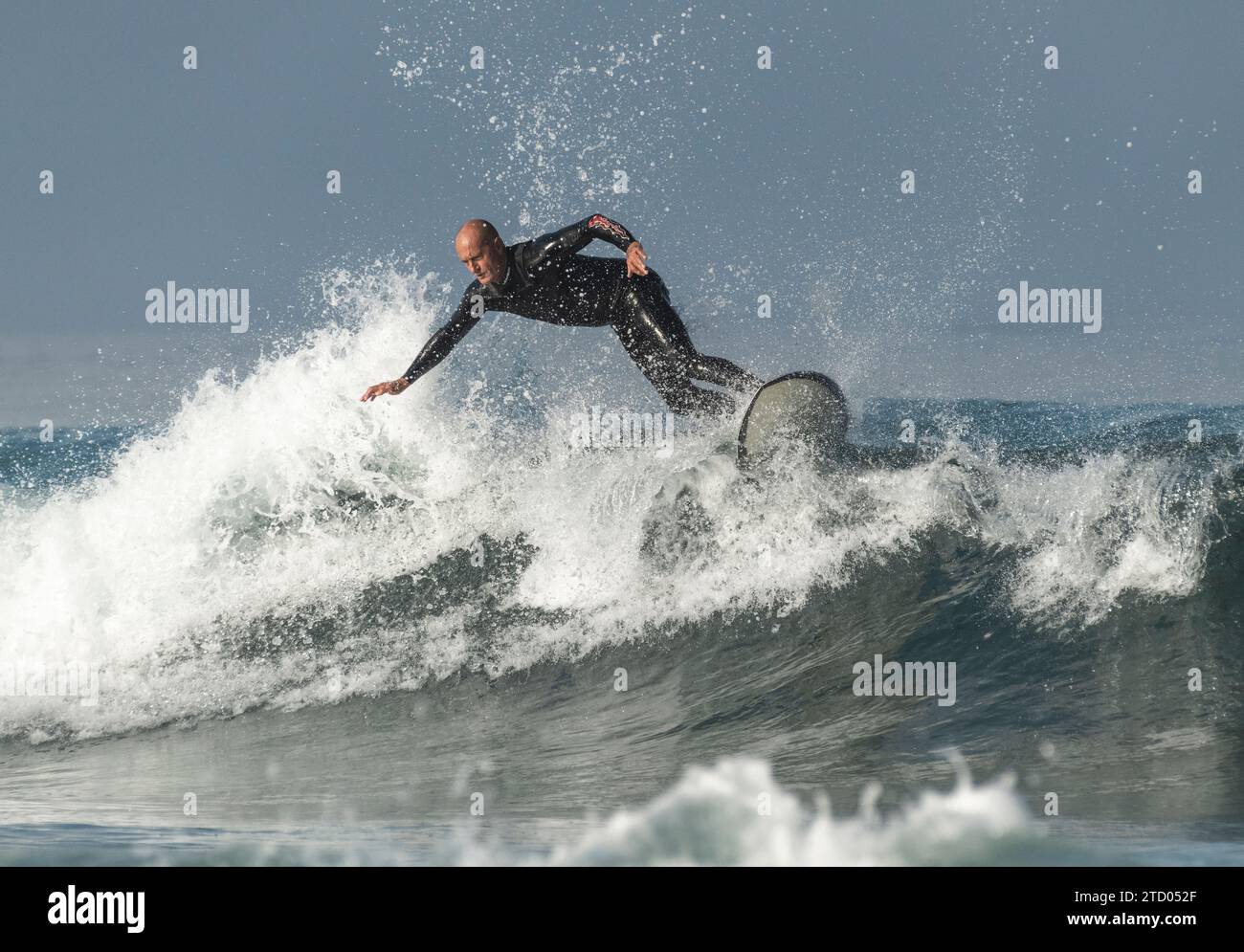 Uomo che fa surf a Tarifa, Cadice, Andalusia, Spagna meridionale. Foto Stock