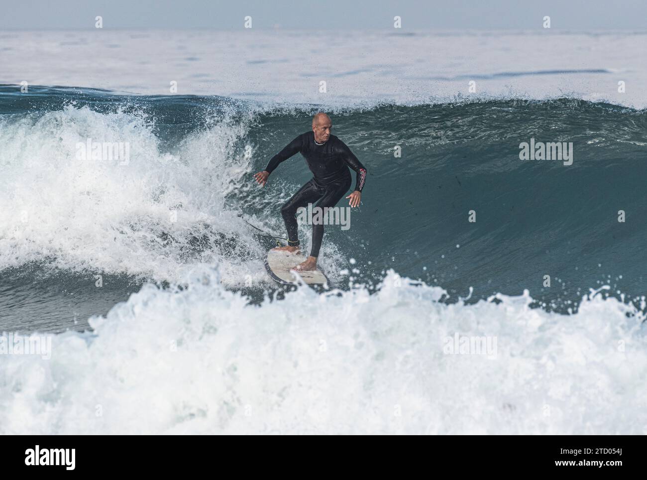 Uomo che fa surf a Tarifa, Cadice, Andalusia, Spagna meridionale. Foto Stock