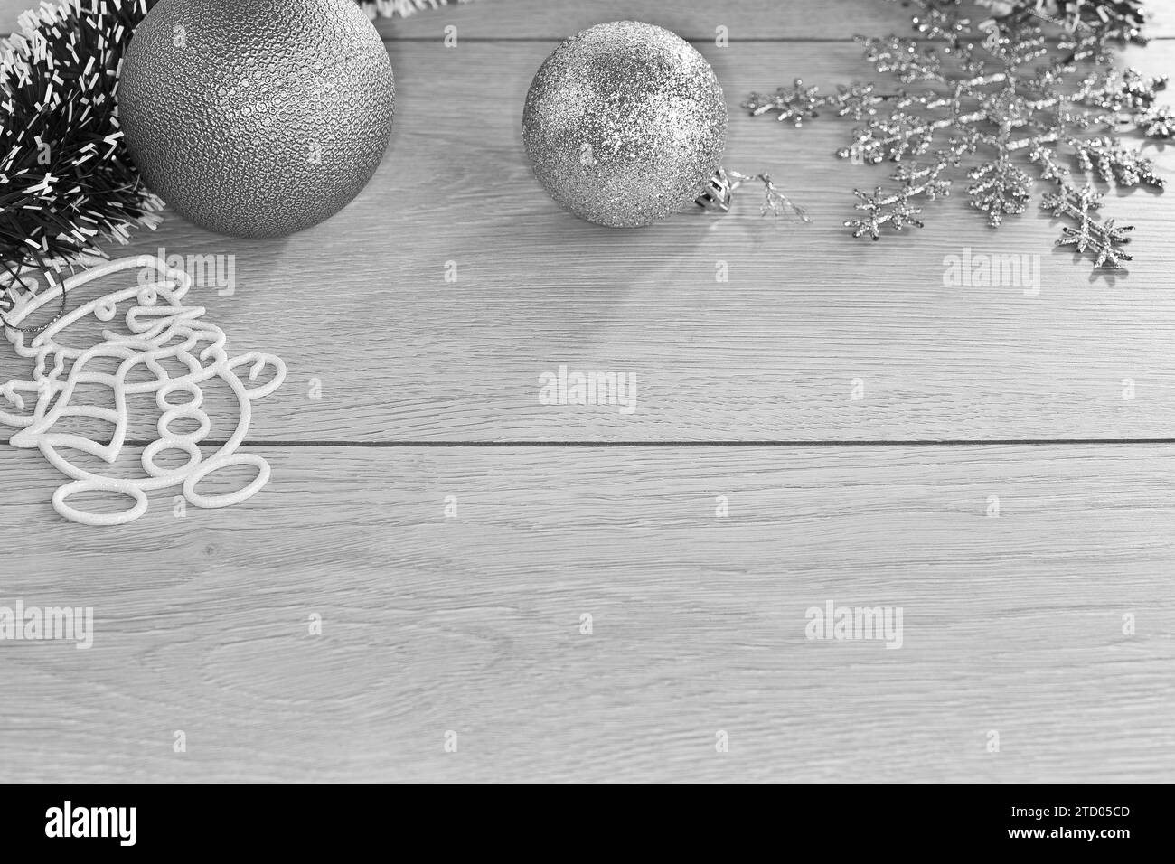 Giocattoli, decorazioni e altri oggetti di Capodanno su uno sfondo di legno chiaro. Inizio anno nuovo. Foto Stock