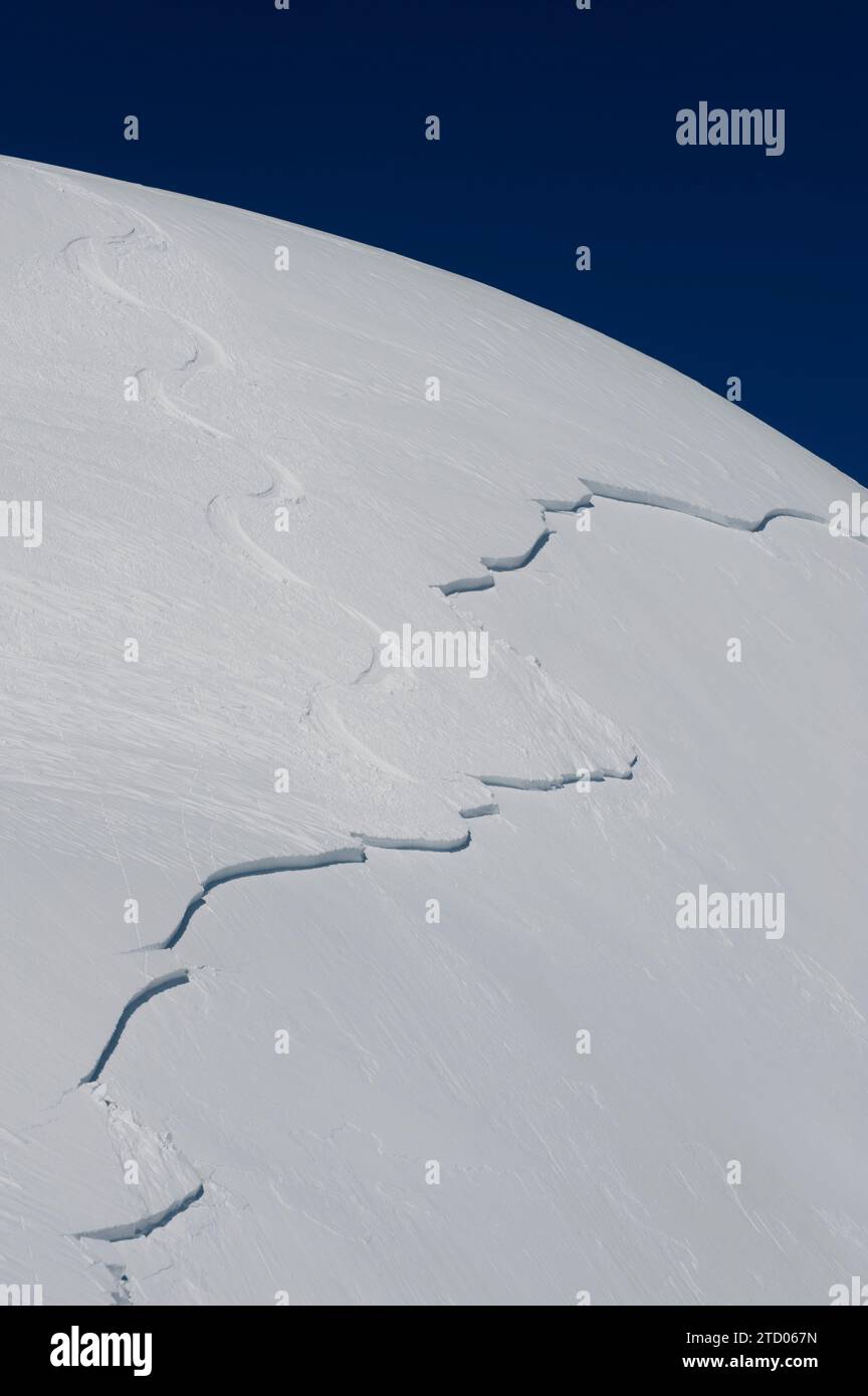 Piste da sci che conducono a una valanga di lastre. Foto Stock