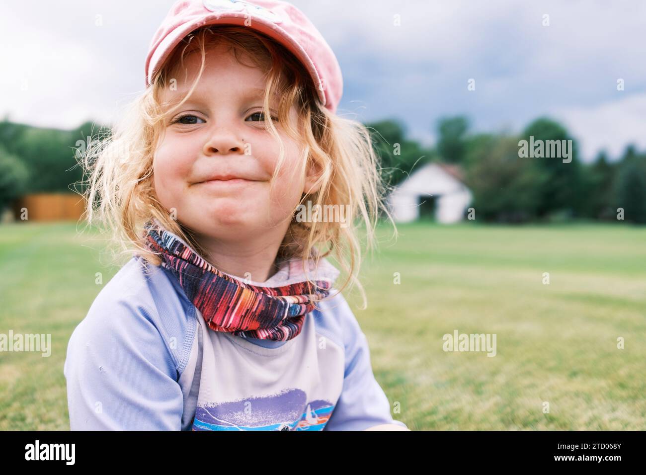 Felice bambino sorridente che guarda la macchina fotografica Foto Stock