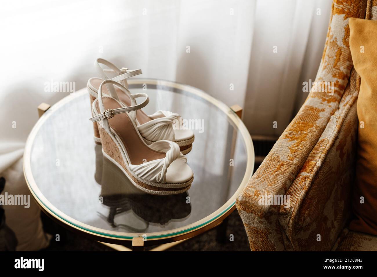 Le scarpe da sposa con tacco alto si stanno preparando Foto Stock