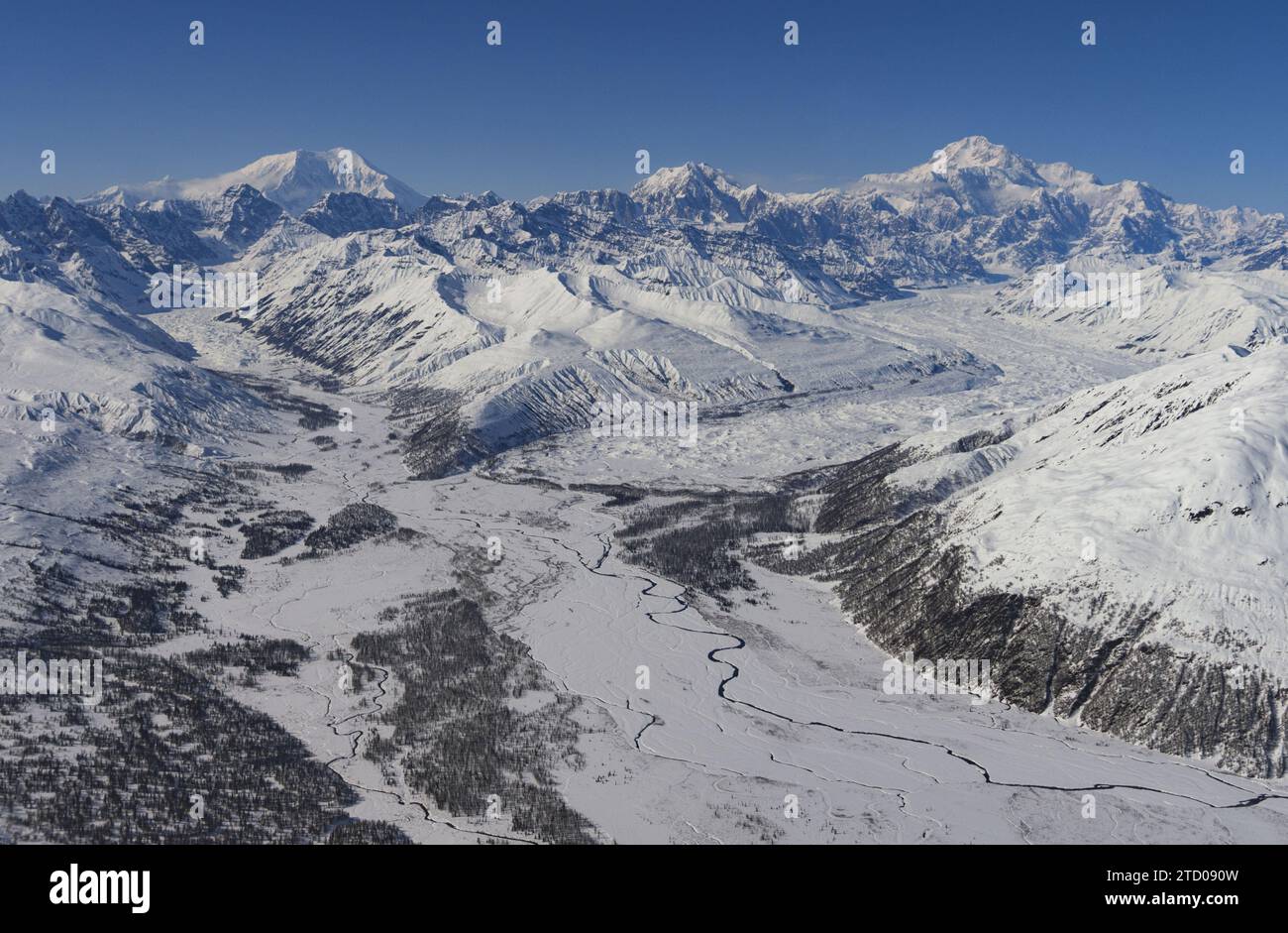 Vista completa della catena montuosa dell'Alaska e dei ghiacciai con Denali Foto Stock