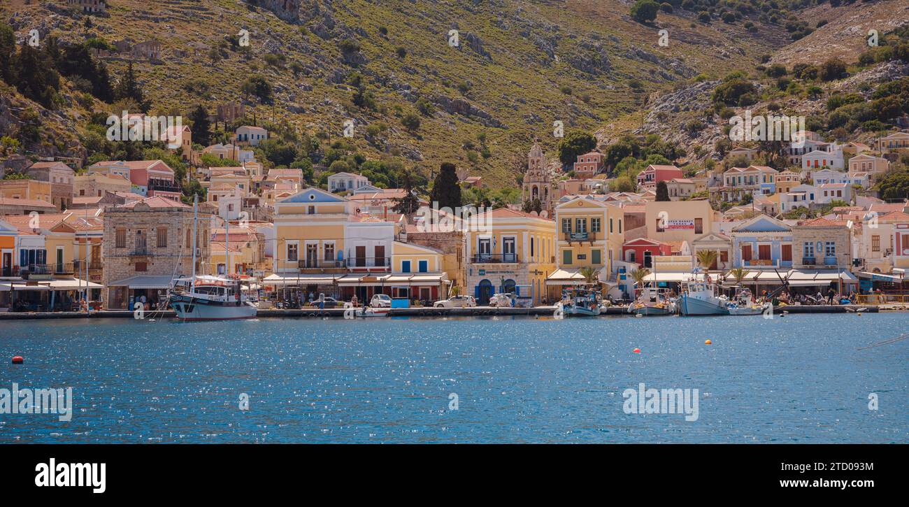 Isola di Symi, Grecia - 20 aprile 2023: Vista dell'isola di Symi in Grecia. Piccola isola del Dodecaneso, Grecia, che stupisce i visitatori con l'atmosfera tranquilla e la sua favolosa architettura. Foto Stock