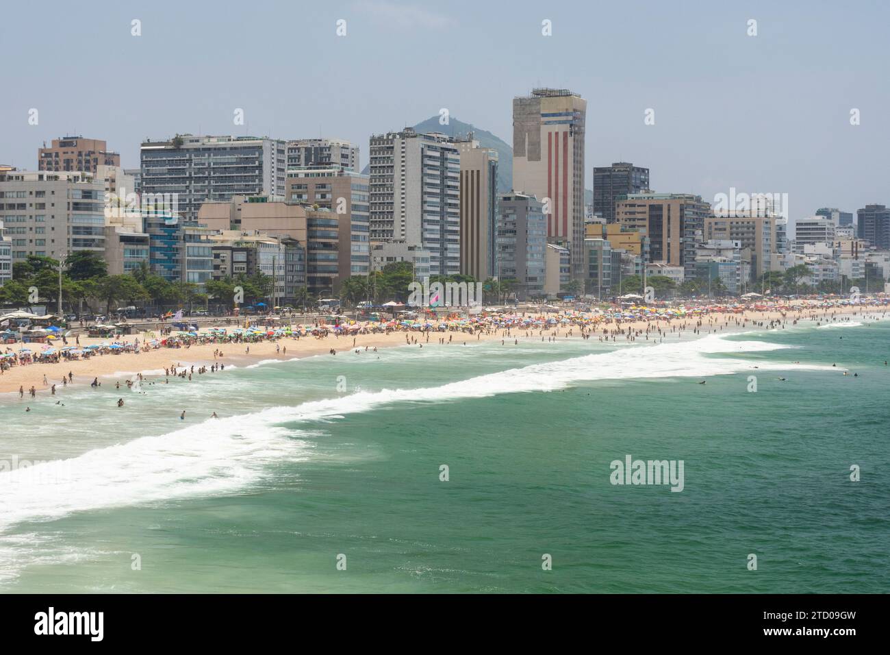 Splendida vista sulla spiaggia di Leblon nelle giornate di sole a Rio de Janeiro Foto Stock