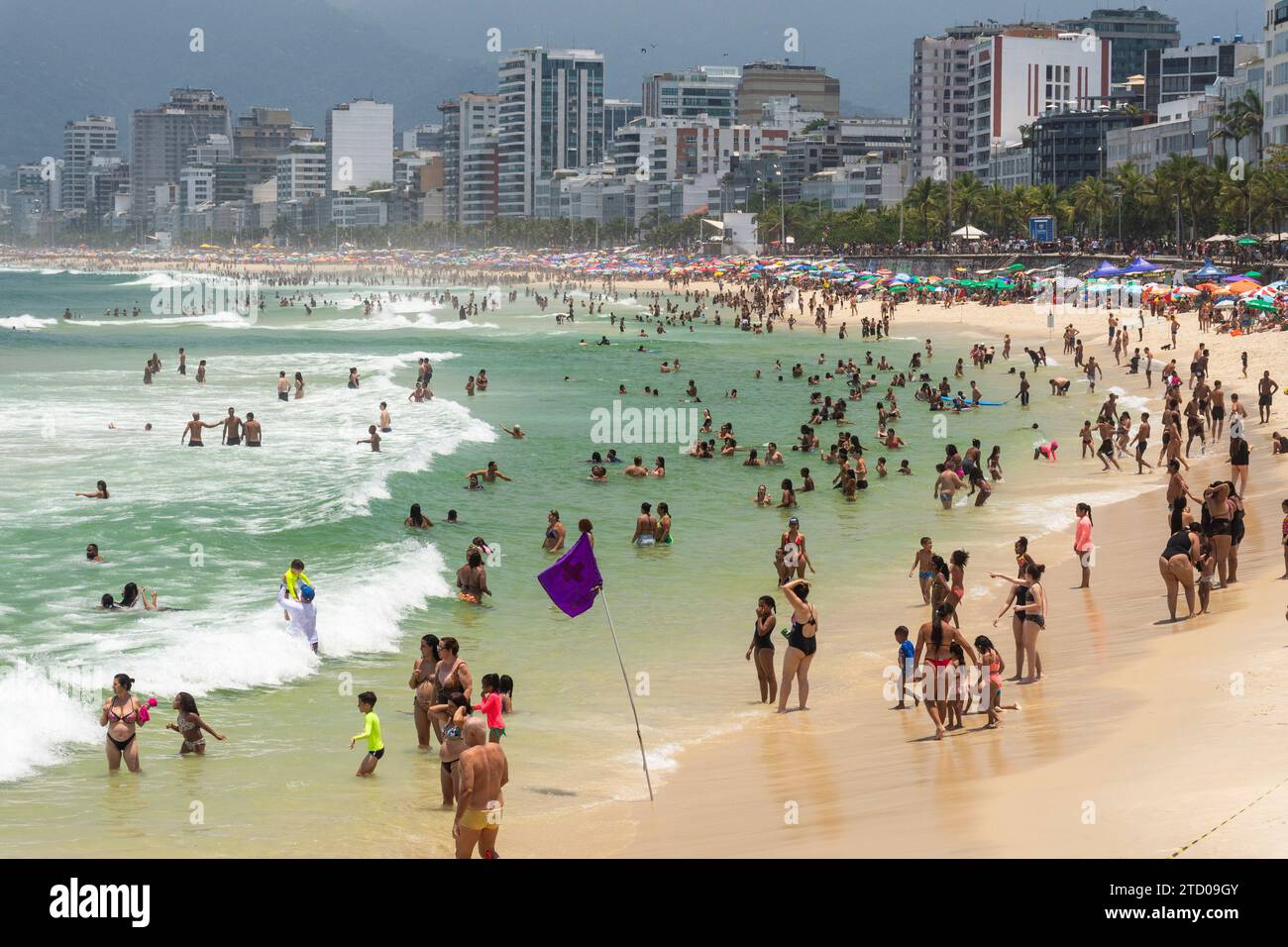 Bella vista sulla spiaggia di Ipanema affollata nelle giornate di sole Foto Stock