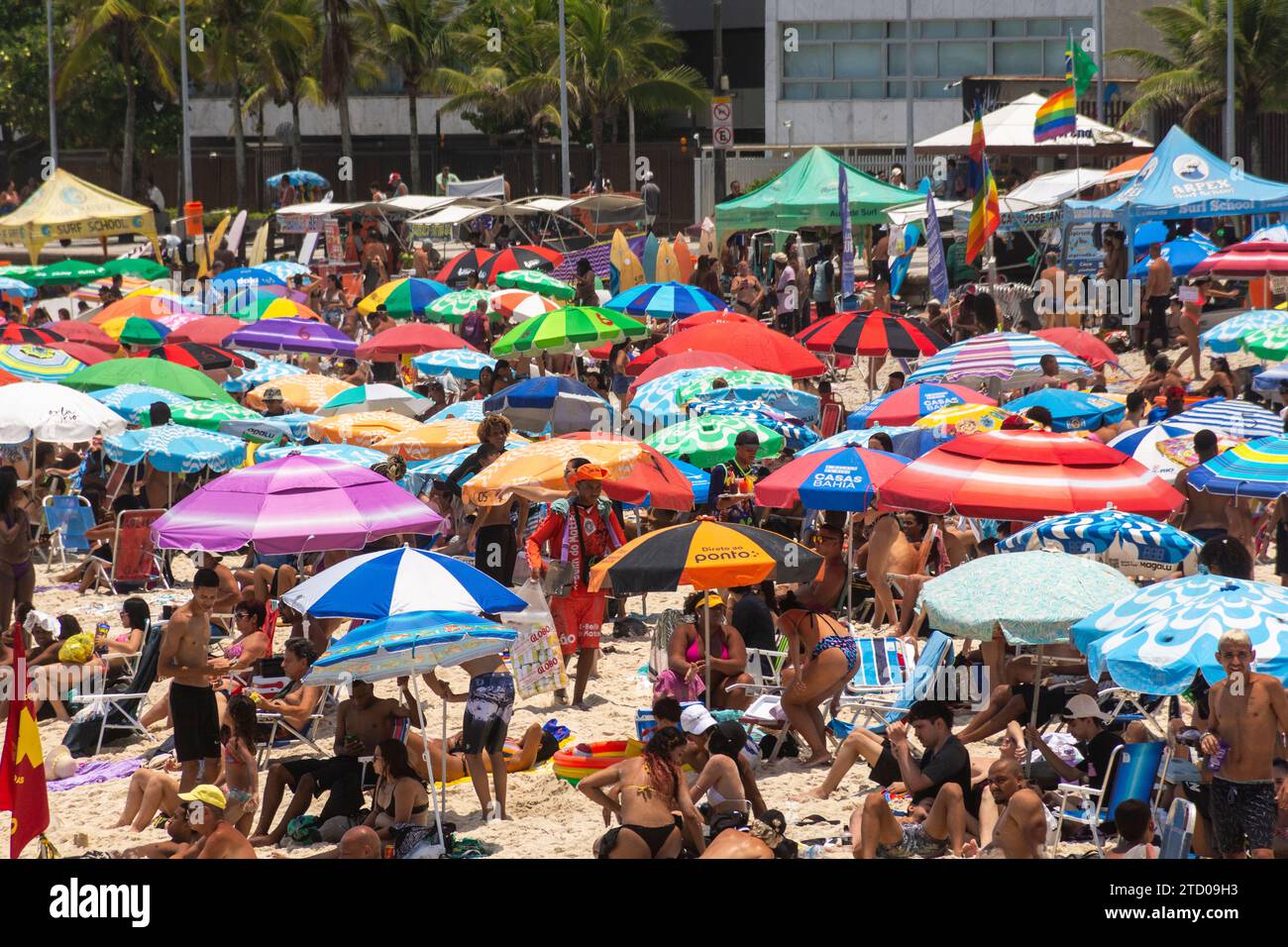 Bella vista sulla spiaggia di Ipanema affollata nelle giornate di sole Foto Stock