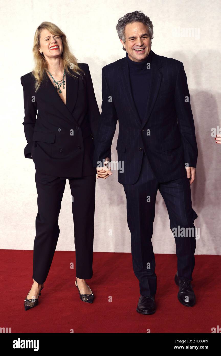 Sunrise Coigney mit Ehemann Mark Ruffalo beim Gala-Screening des Kinofilms Poor Things im Barbican Centre. Londra, 14.12.2023 *** Sunrise Coigney con il marito Mark Ruffalo alla proiezione di gala del film Poor Things al Barbican Centre London, 14 12 2023 foto:xD.xJonesx/xFuturexImagex Poor_3219 Foto Stock