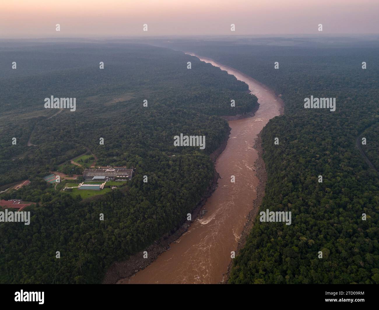 Splendida vista aerea sul fiume Iguazú al confine con il Brasile Foto Stock