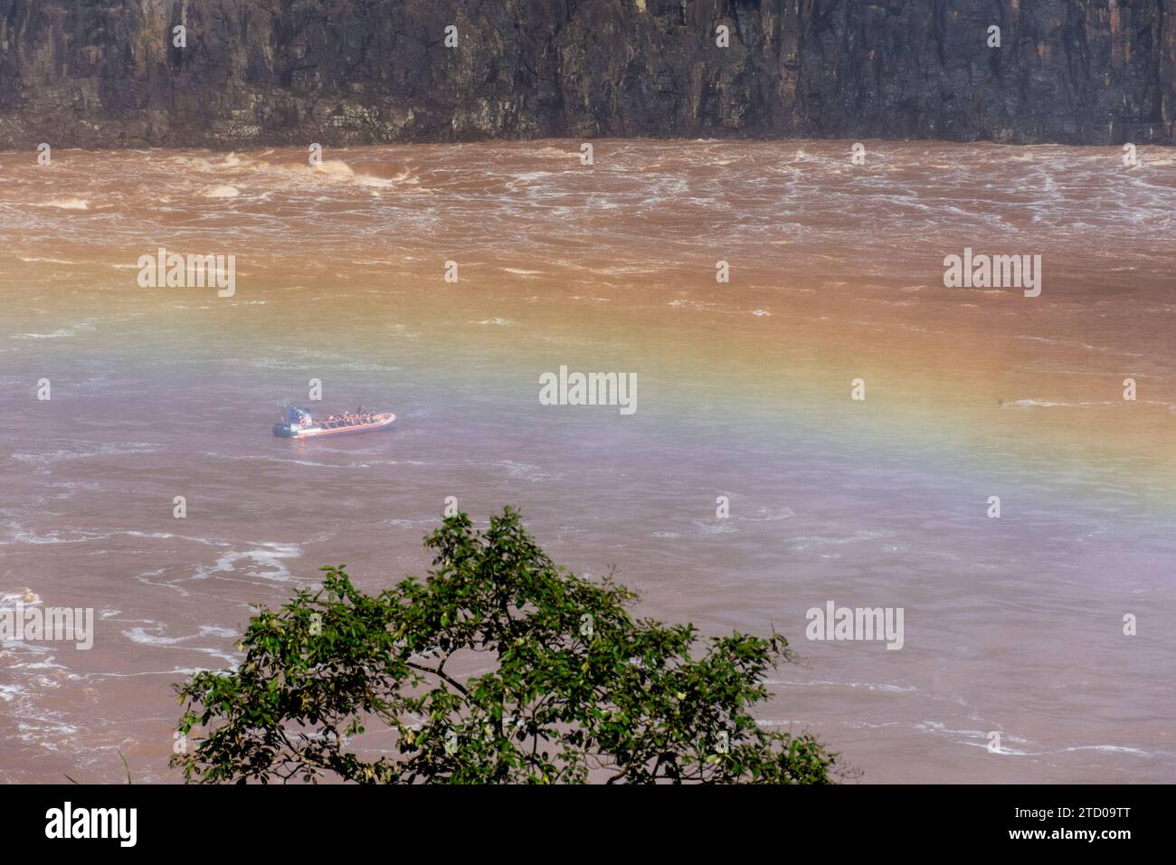 Splendida vista sul tour in barca, sulle cascate e sull'arcobaleno delle cascate dell'Iguazú Foto Stock