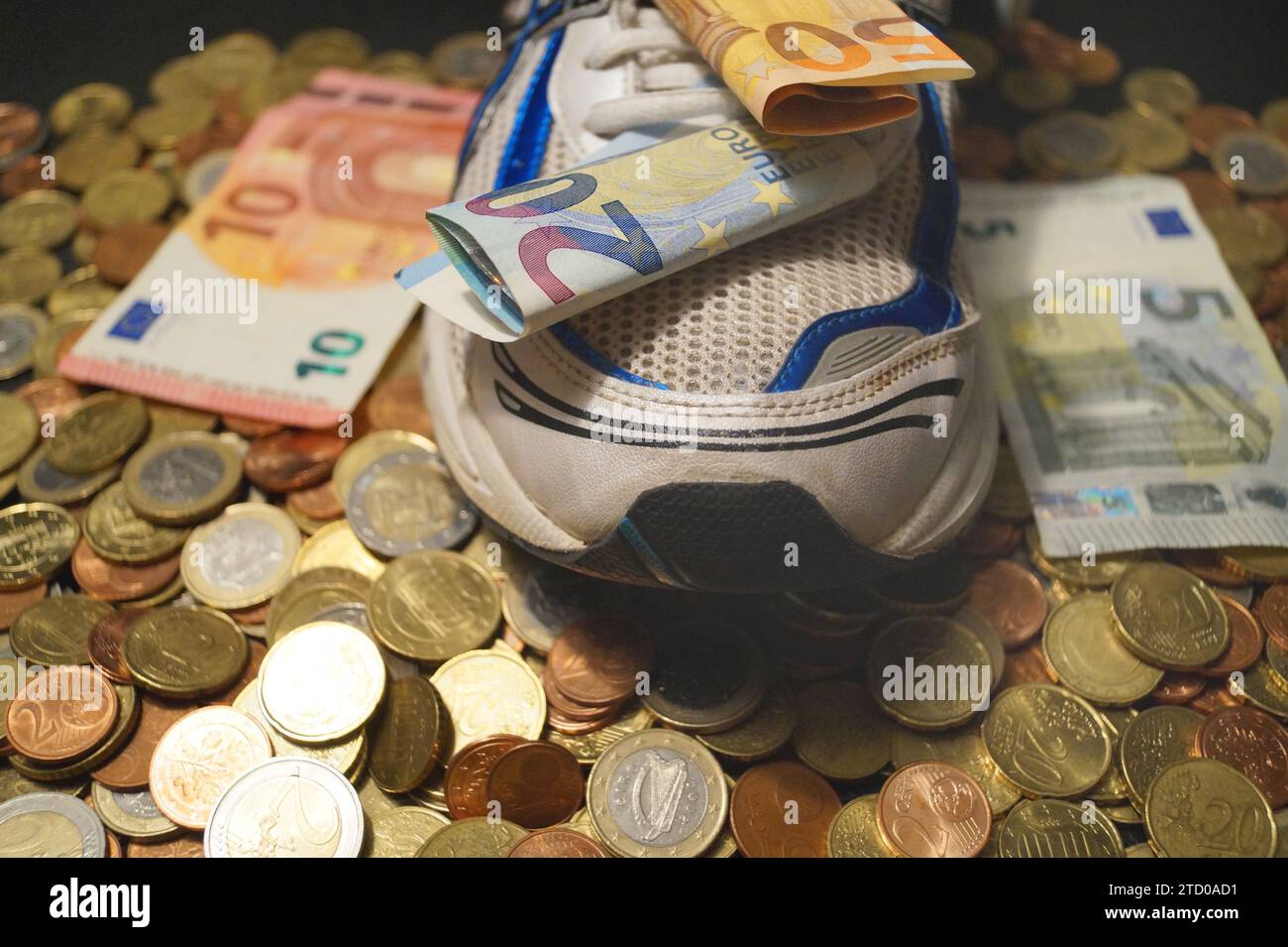 soldi e scarpe sportive, simbolo dei costi di fitness Foto Stock