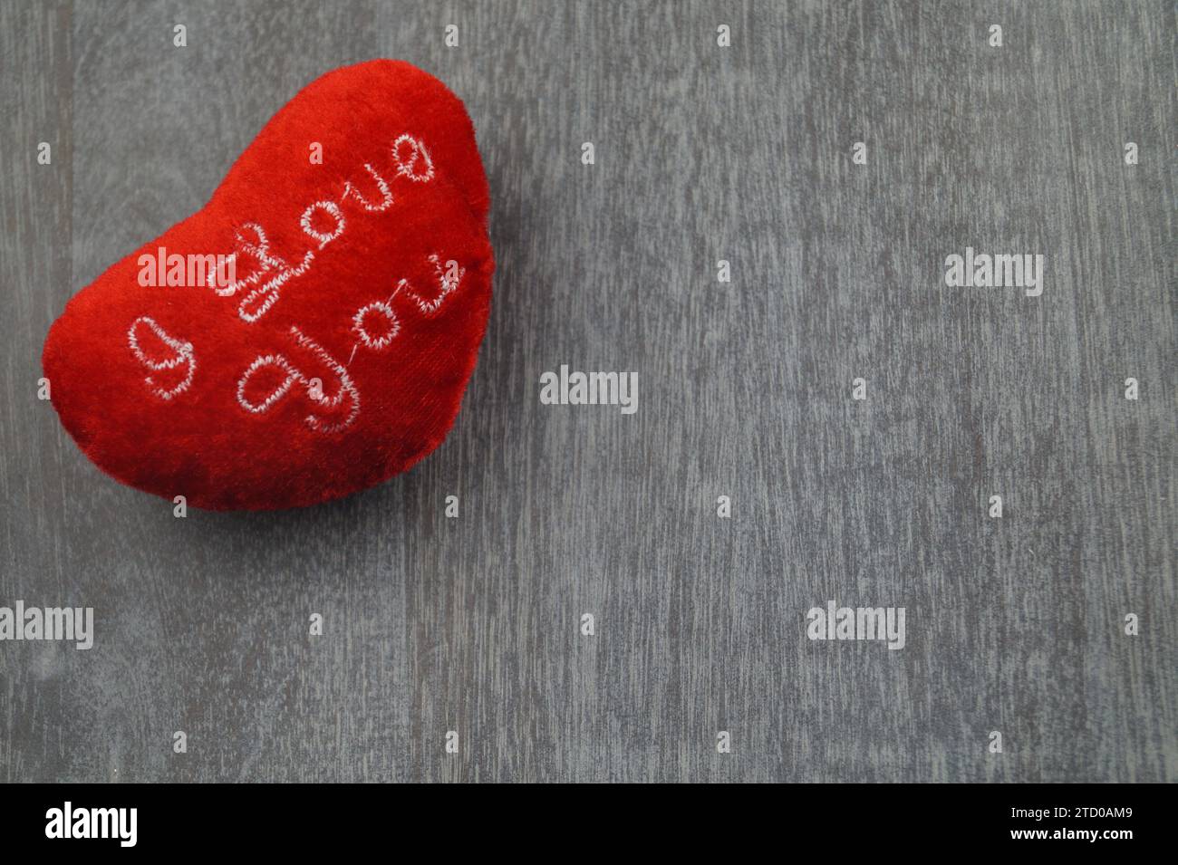 Cuore con cuciture rosse con la scritta "ti amo" Foto Stock