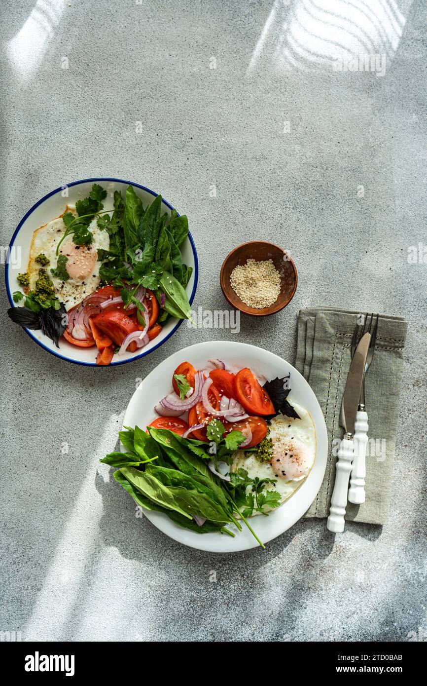 Un pasto nutriente e amichevole con verdure e pesce serviti su un tavolo elegante, che mette in risalto uno stile di vita sano. Foto Stock