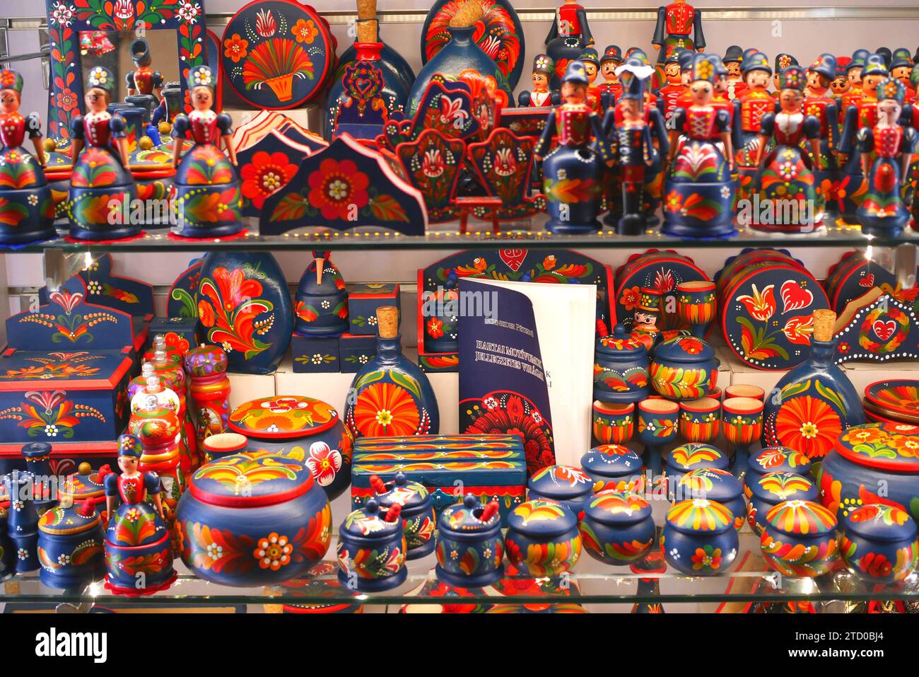 Colorato artigianato tradizionale ungherese in vendita su una bancarella presso il Nagy csarnok, grande mercato coperto, Budapest, Ungheria Foto Stock