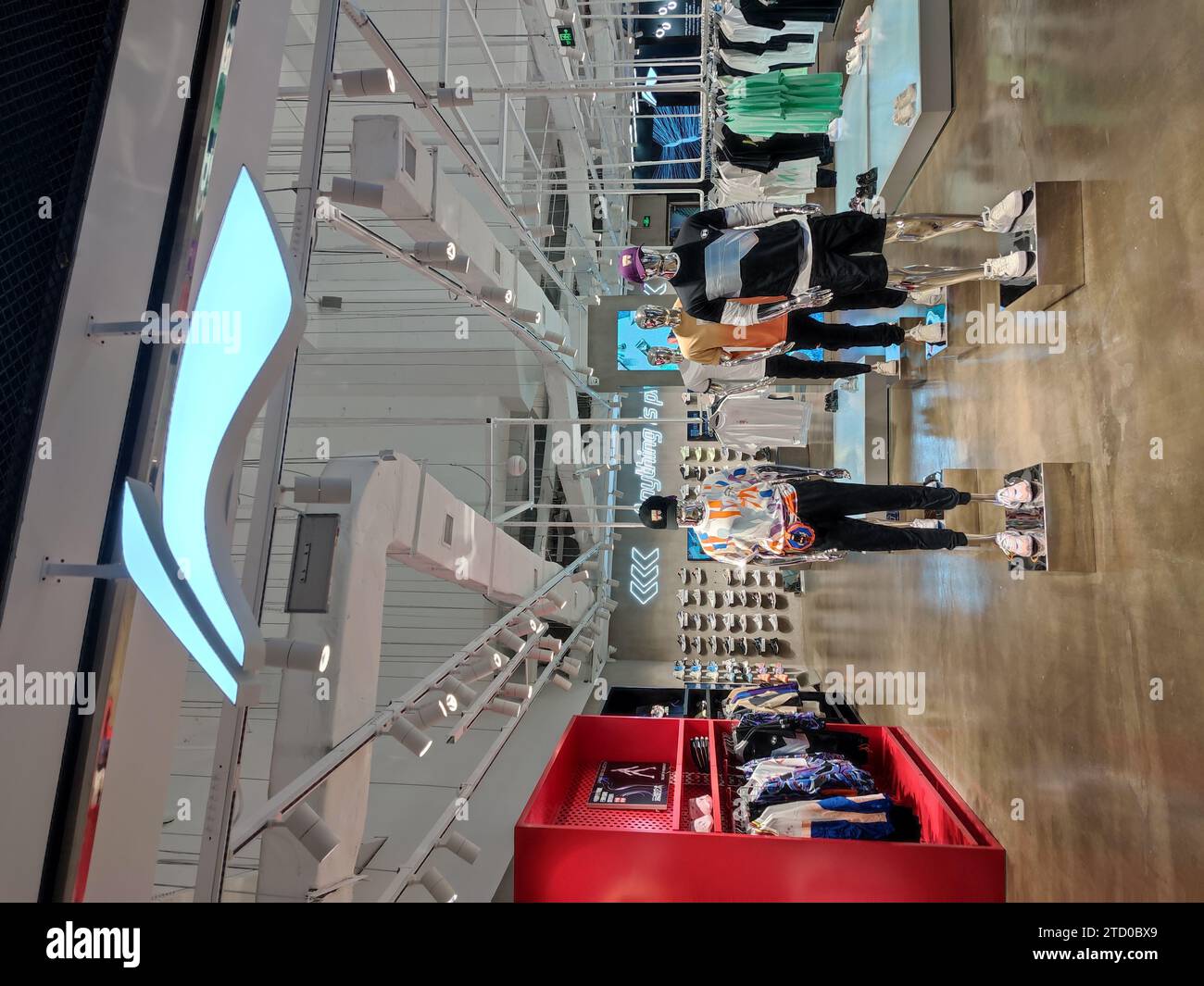 SHANGHAI, CINA - 9 MAGGIO 2021 - China li-Ning negozio di articoli sportivi, 9 maggio 2021, Shanghai, Cina. Foto Stock