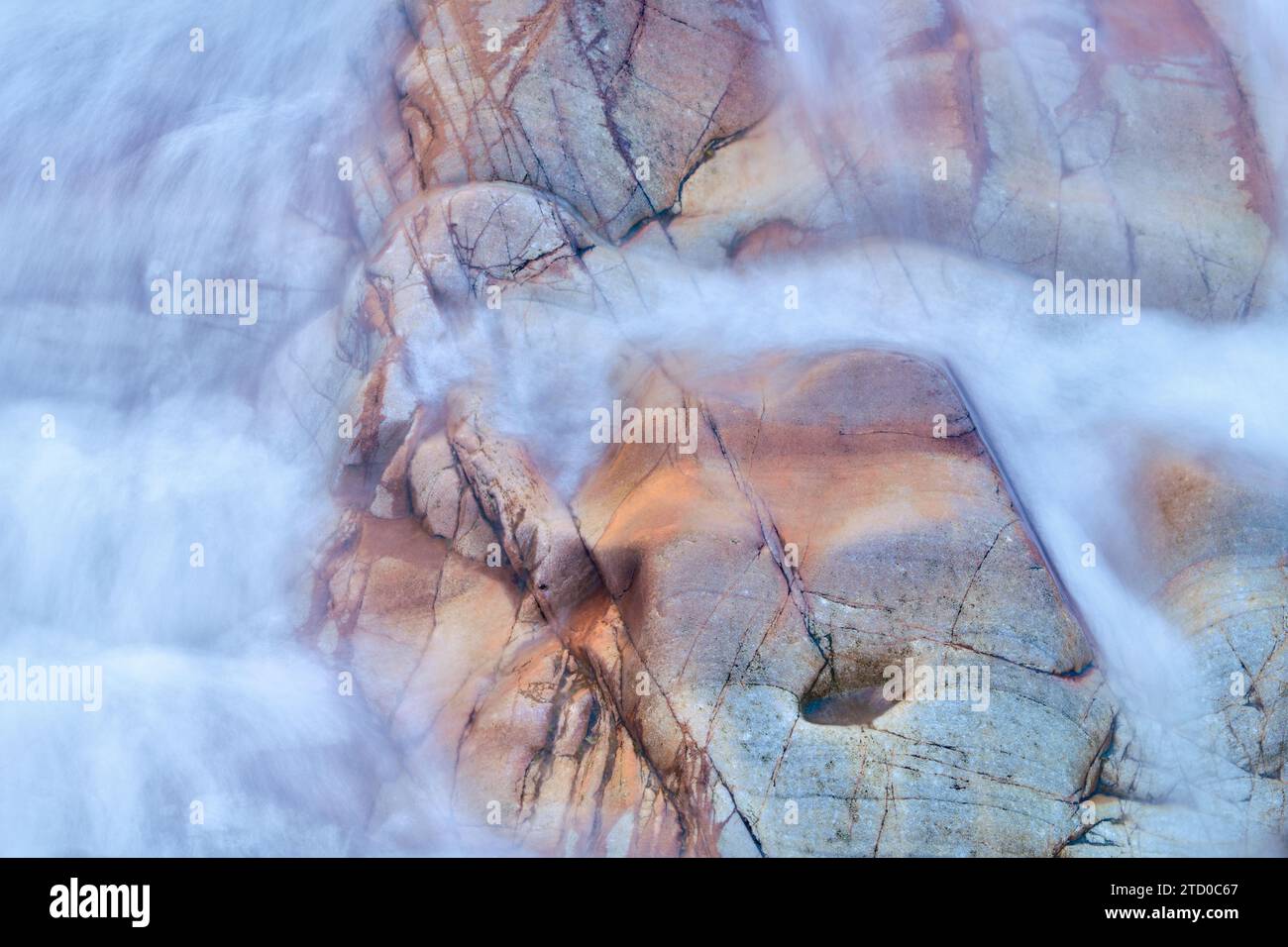Una soffice nebbia d'acqua sfuma sulle formazioni rocciose dalle tonalità della terra, creando un paesaggio da sogno. Foto Stock