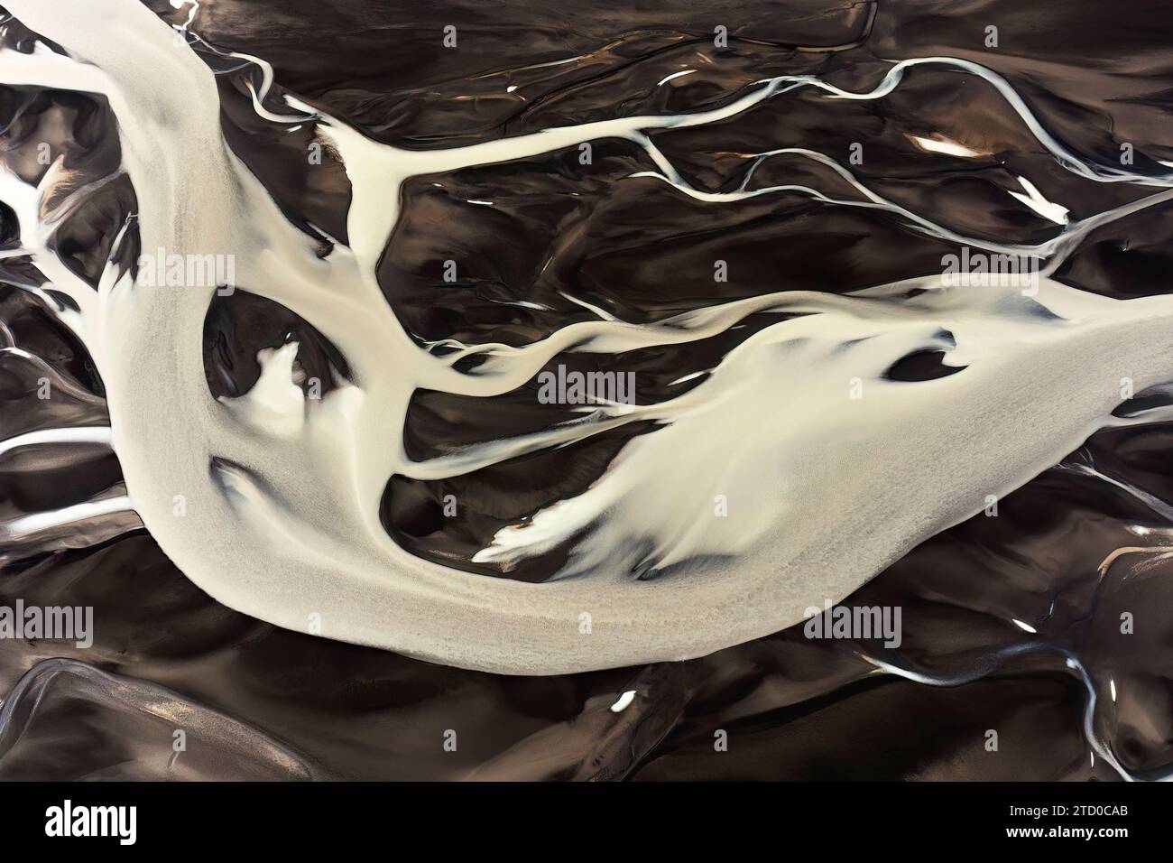 Una vista aerea di un fiume glaciale in Islanda, che mostra gli intricati schemi e il contrasto tra l'acqua e le sabbie vulcaniche Foto Stock