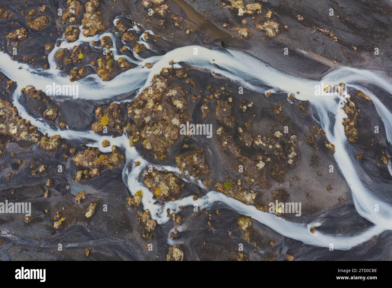 Una ripresa aerea che cattura gli intricati schemi di un bacino fluviale nel paesaggio vulcanico dell'Islanda Foto Stock