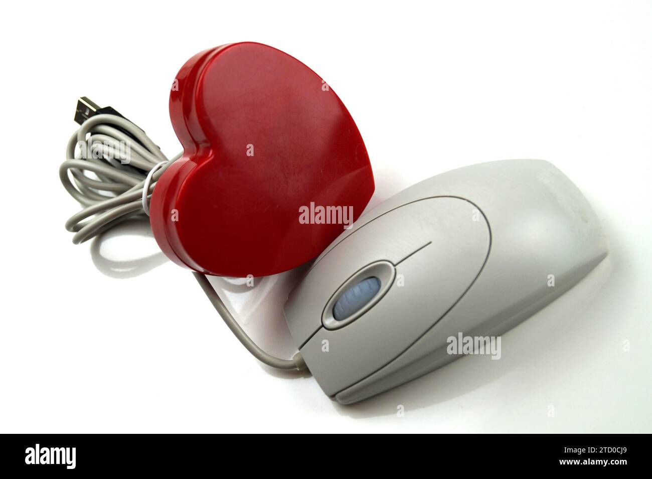 cuore rosso su un mouse del computer, amore online Foto Stock