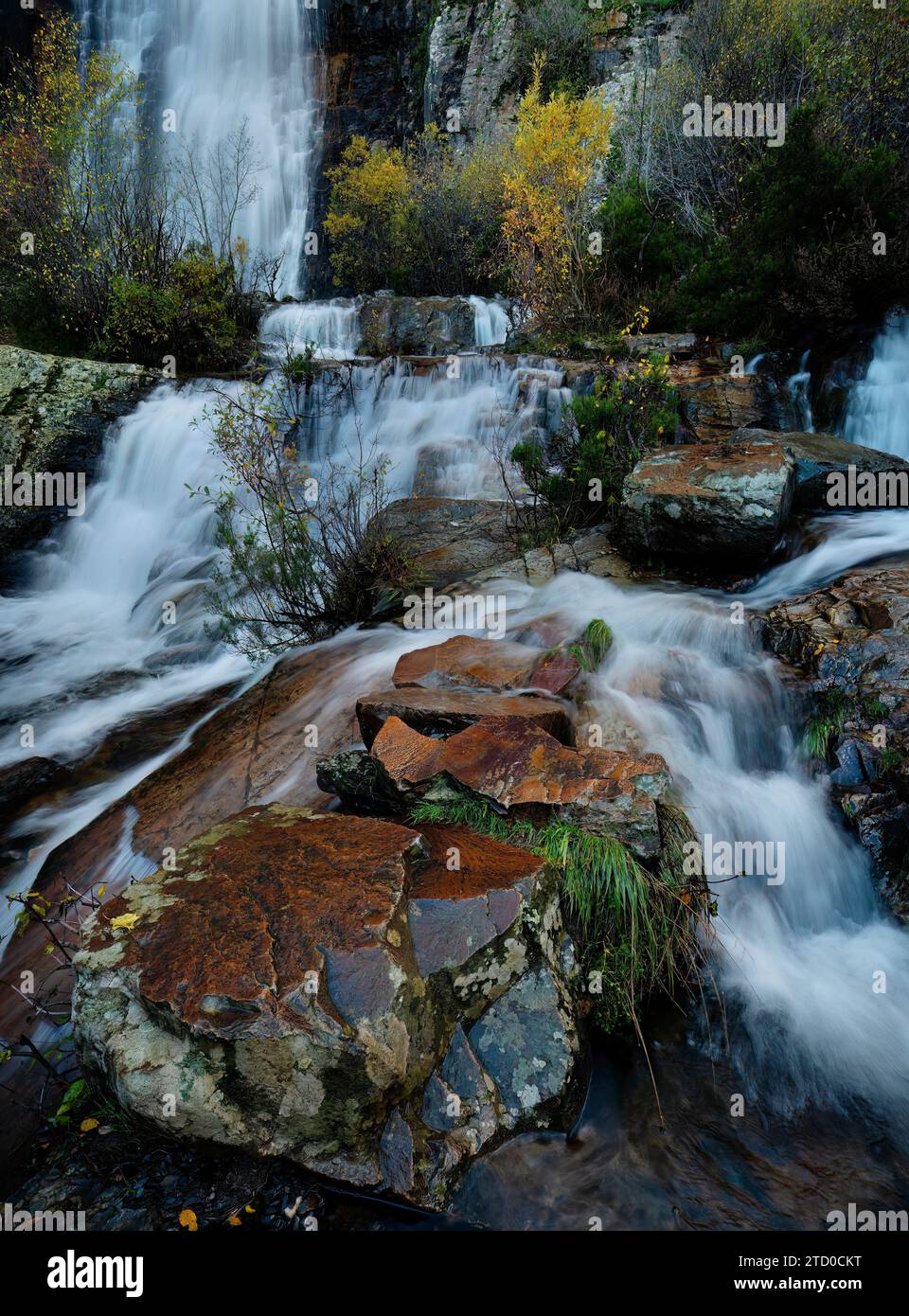 Serena cascata di Despeñalagua tra le foglie autunnali a Valverde de los Arroyos, Guadalajara. Foto Stock