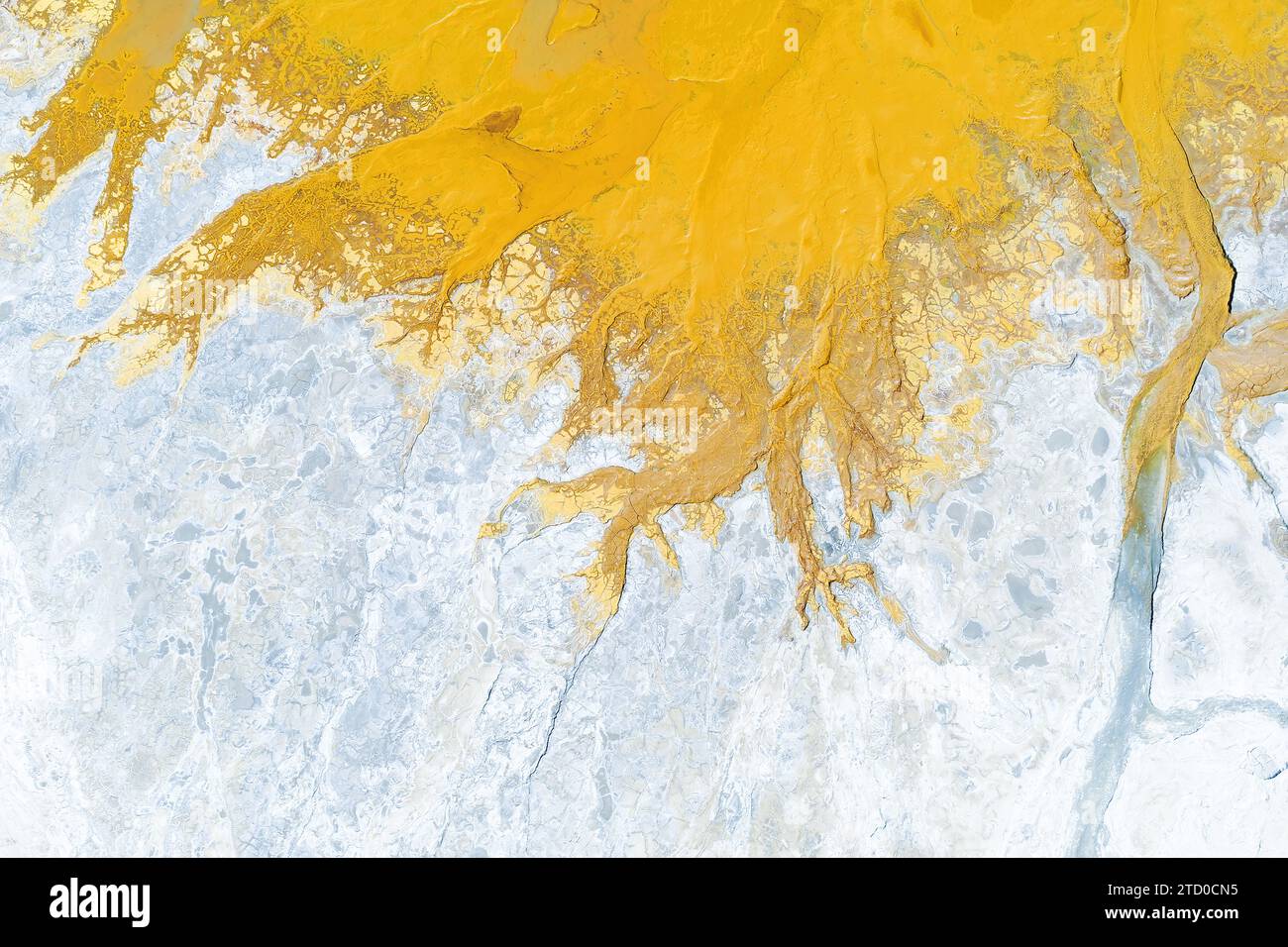 Il colpo aereo astratto cattura le vivaci sfumature di giallo e bianco delle acque ricche di minerali di Rio Tinto a Huelva, Spagna. Foto Stock
