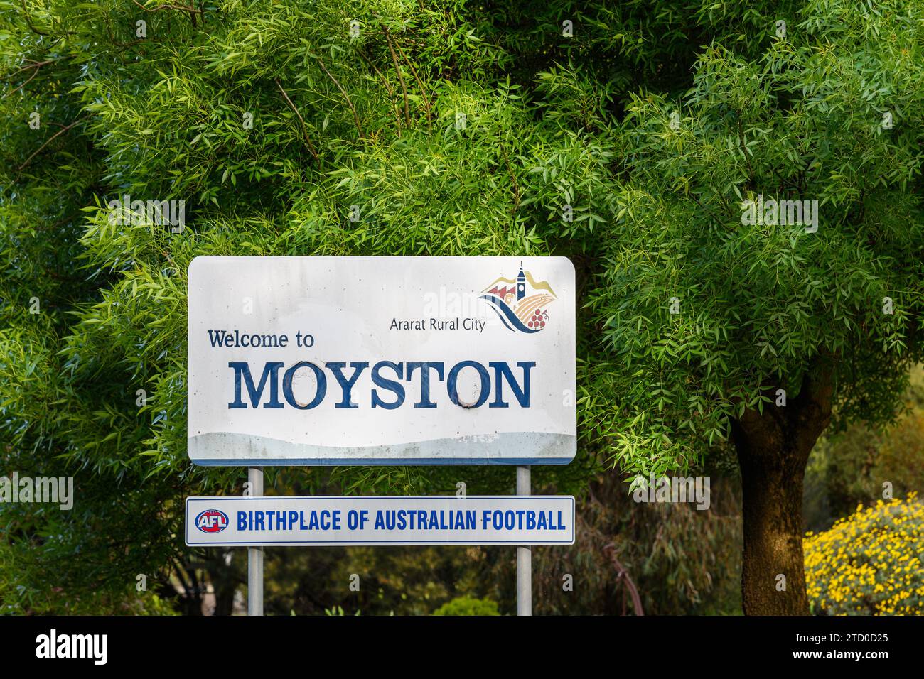 Moyston, Victoria - 12 ottobre 2023: Cartello d'ingresso di Moyston visto dalla strada. Moyston è l'autoproclamata 'luogo di nascita del calcio australiano Foto Stock