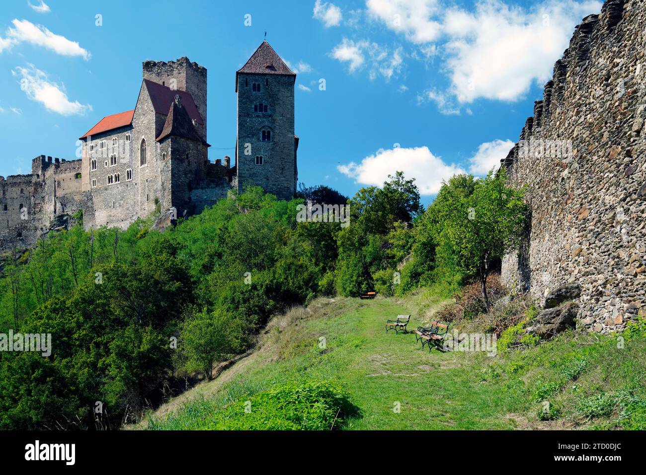 La città più piccola dell'Austria, l'orologio a torre, il castello di Hardegg, Hardeg nel Thayatal, bassa Austria, Austria Foto Stock