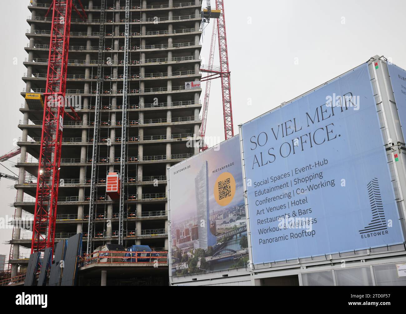 15 dicembre 2023, Amburgo: Veduta del cantiere della Elbtower a HafenCity. A 244,80 metri di altezza, il grattacielo è destinato a diventare il terzo grattacielo più alto della Germania. I lavori sul cantiere sono stati sospesi per due mesi a causa dell'insolvenza di Signa Holding. Il miliardario logistico Kühne può immaginare di essere coinvolto nel progetto di grattacielo dormiente Elbtower a HafenCity di Amburgo a determinate condizioni. Foto: Christian Charisius/dpa Credit: dpa Picture Alliance/Alamy Live News Foto Stock