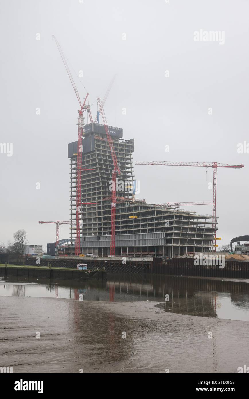 15 dicembre 2023, Amburgo: Le gru sopra la cima del cantiere Elbtower di HafenCity scompaiono nella nebbia. A 244,80 metri di altezza, il grattacielo è destinato a diventare il terzo grattacielo più alto della Germania. I lavori sul cantiere sono stati sospesi per due mesi a causa dell'insolvenza di Signa Holding. Il miliardario logistico Kühne può immaginare di essere coinvolto nel progetto di grattacielo dormiente Elbtower a HafenCity di Amburgo a determinate condizioni. Foto: Christian Charisius/dpa Credit: dpa Picture Alliance/Alamy Live News Foto Stock
