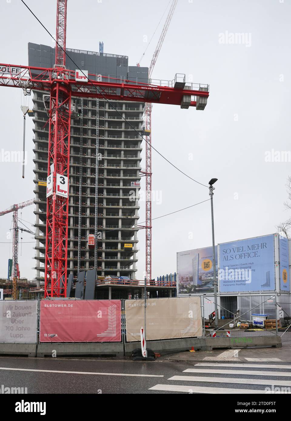 15 dicembre 2023, Amburgo: Veduta del cantiere della Elbtower a HafenCity. A 244,80 metri di altezza, il grattacielo è destinato a diventare il terzo grattacielo più alto della Germania. I lavori sul cantiere sono stati sospesi per due mesi a causa dell'insolvenza di Signa Holding. Il miliardario logistico Kühne può immaginare di essere coinvolto nel progetto di grattacielo dormiente Elbtower a HafenCity di Amburgo a determinate condizioni. Foto: Christian Charisius/dpa Credit: dpa Picture Alliance/Alamy Live News Foto Stock