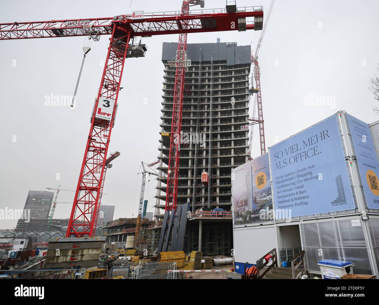 15 dicembre 2023, Amburgo: Veduta del cantiere della Elbtower a HafenCity. A 244,80 metri di altezza, il grattacielo è destinato a diventare il terzo grattacielo più alto della Germania. I lavori sul cantiere sono stati sospesi per due mesi a causa dell'insolvenza di Signa Holding. Il miliardario logistico Kühne può immaginare di essere coinvolto nel progetto di grattacielo dormiente Elbtower a HafenCity di Amburgo a determinate condizioni. Foto: Christian Charisius/dpa Credit: dpa Picture Alliance/Alamy Live News Foto Stock