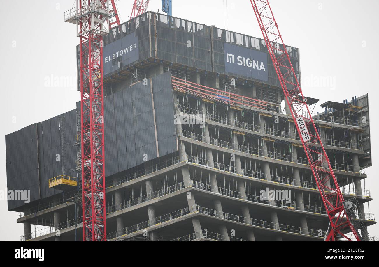 15 dicembre 2023, Amburgo: Vista della parte superiore del cantiere Elbtower di HafenCity. A 244,80 metri di altezza, il grattacielo è destinato a diventare il terzo grattacielo più alto della Germania. I lavori sul cantiere sono stati sospesi per due mesi a causa dell'insolvenza di Signa Holding. Il miliardario logistico Kühne può immaginare di essere coinvolto nel progetto di grattacielo dormiente Elbtower a HafenCity di Amburgo a determinate condizioni. Foto: Christian Charisius/dpa Credit: dpa Picture Alliance/Alamy Live News Foto Stock
