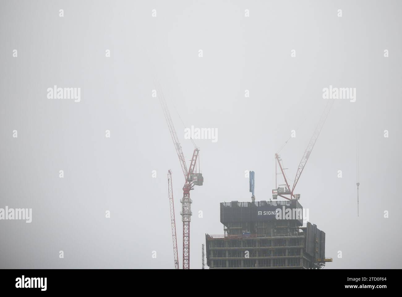 15 dicembre 2023, Amburgo: Le gru sopra la cima del cantiere Elbtower di HafenCity scompaiono nella nebbia. A 244,80 metri di altezza, il grattacielo è destinato a diventare il terzo grattacielo più alto della Germania. I lavori sul cantiere sono stati sospesi per due mesi a causa dell'insolvenza di Signa Holding. Il miliardario logistico Kühne può immaginare di essere coinvolto nel progetto di grattacielo dormiente Elbtower a HafenCity di Amburgo a determinate condizioni. Foto: Christian Charisius/dpa Credit: dpa Picture Alliance/Alamy Live News Foto Stock
