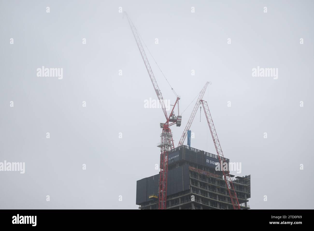 15 dicembre 2023, Amburgo: Le gru sopra la cima del cantiere Elbtower di HafenCity scompaiono nella nebbia. A 244,80 metri di altezza, il grattacielo è destinato a diventare il terzo grattacielo più alto della Germania. I lavori sul cantiere sono stati sospesi per due mesi a causa dell'insolvenza di Signa Holding. Il miliardario logistico Kühne può immaginare di essere coinvolto nel progetto di grattacielo dormiente Elbtower a HafenCity di Amburgo a determinate condizioni. Foto: Christian Charisius/dpa Credit: dpa Picture Alliance/Alamy Live News Foto Stock