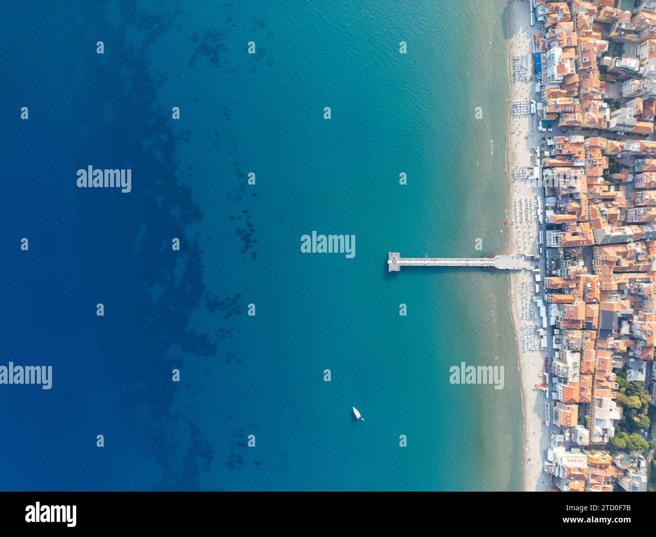Scatto aereo che cattura il vibrante contrasto del paesaggio urbano con l'azzurro del mare lungo le rive di Nizza, Côte d'Azur. Foto Stock