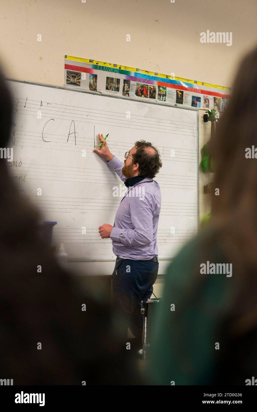 Studenti in classe che imparano a suonare gli strumenti musicali Foto Stock