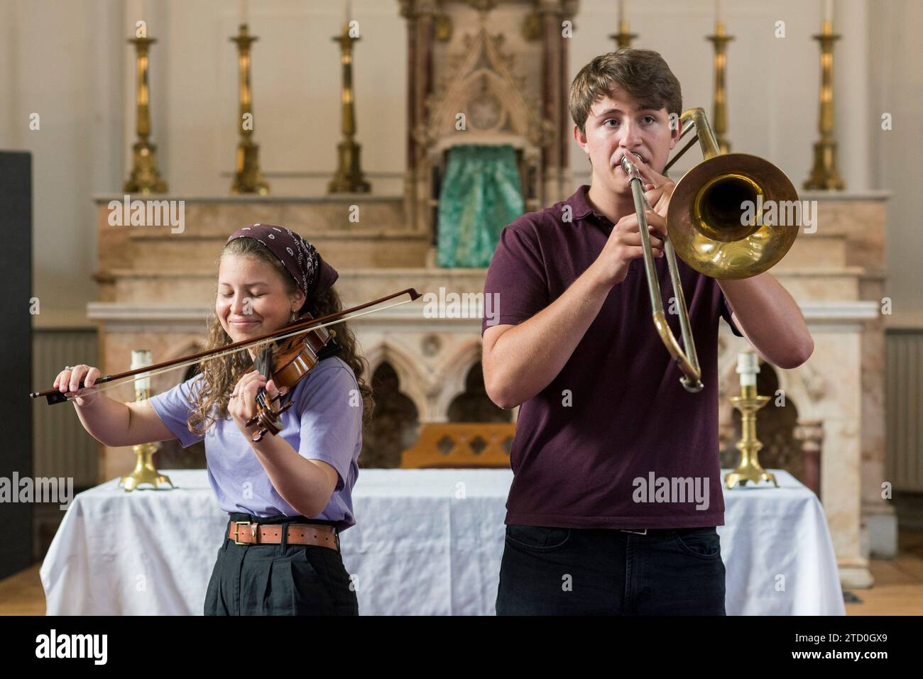 Studenti in classe che imparano a suonare gli strumenti musicali Foto Stock