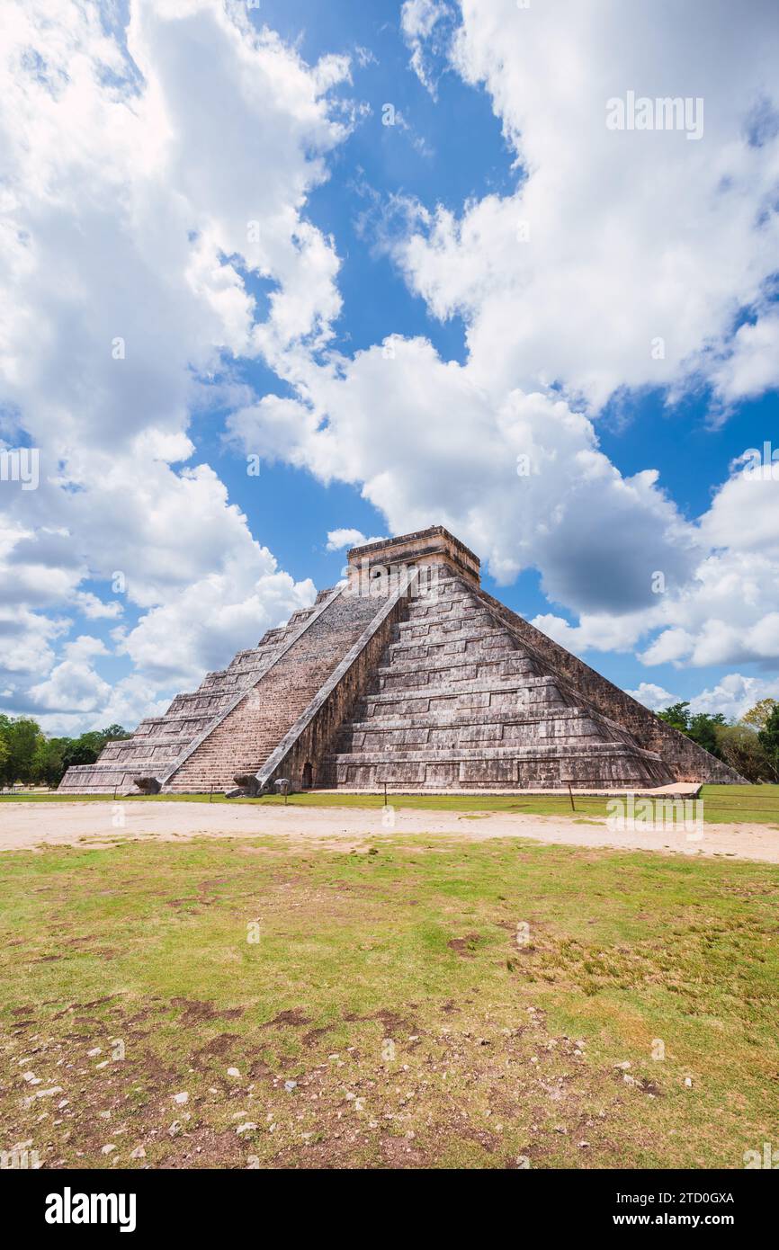 Antica Piramide Maya di Kukulkan a Chichen Itza sotto un cielo spettacolare in Messico. Una testimonianza dell'ingegneria precolombiana. Foto Stock