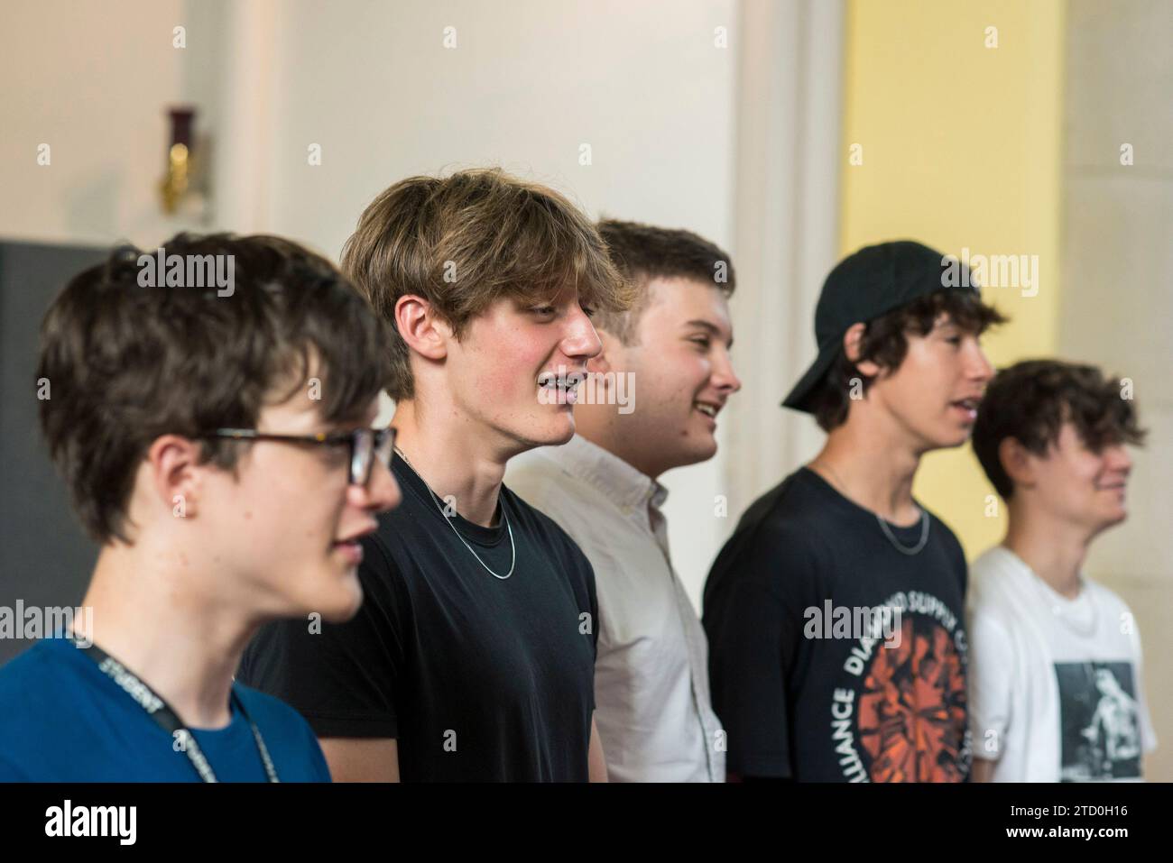 Un gruppo di ragazzi canta in un coro a scuola nella chiesa scolastica. Foto Stock