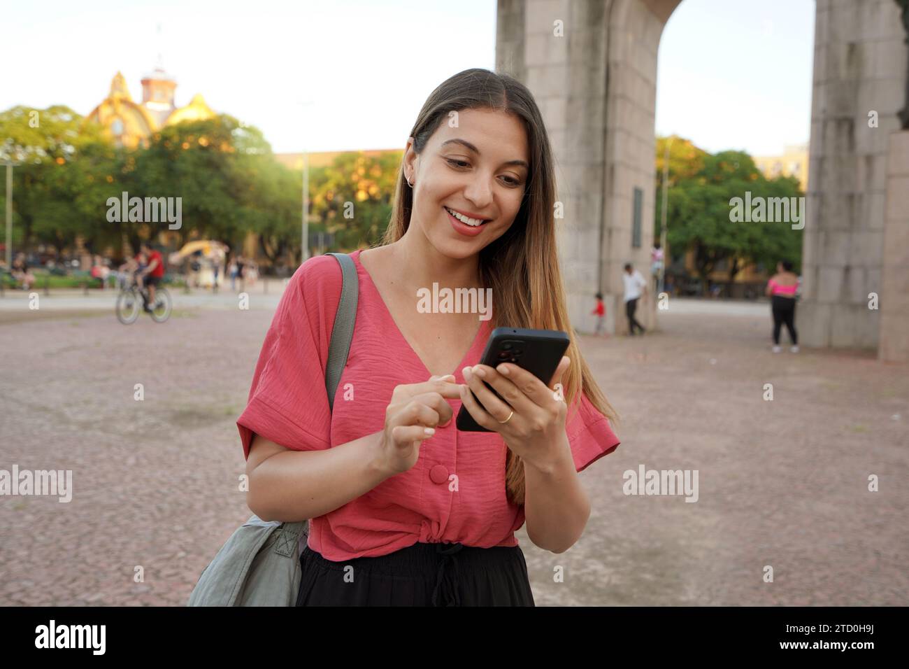 Ragazza brasiliana sorridente che usa lo smartphone a Porto Alegre, Rio grande do sul, Brasile Foto Stock