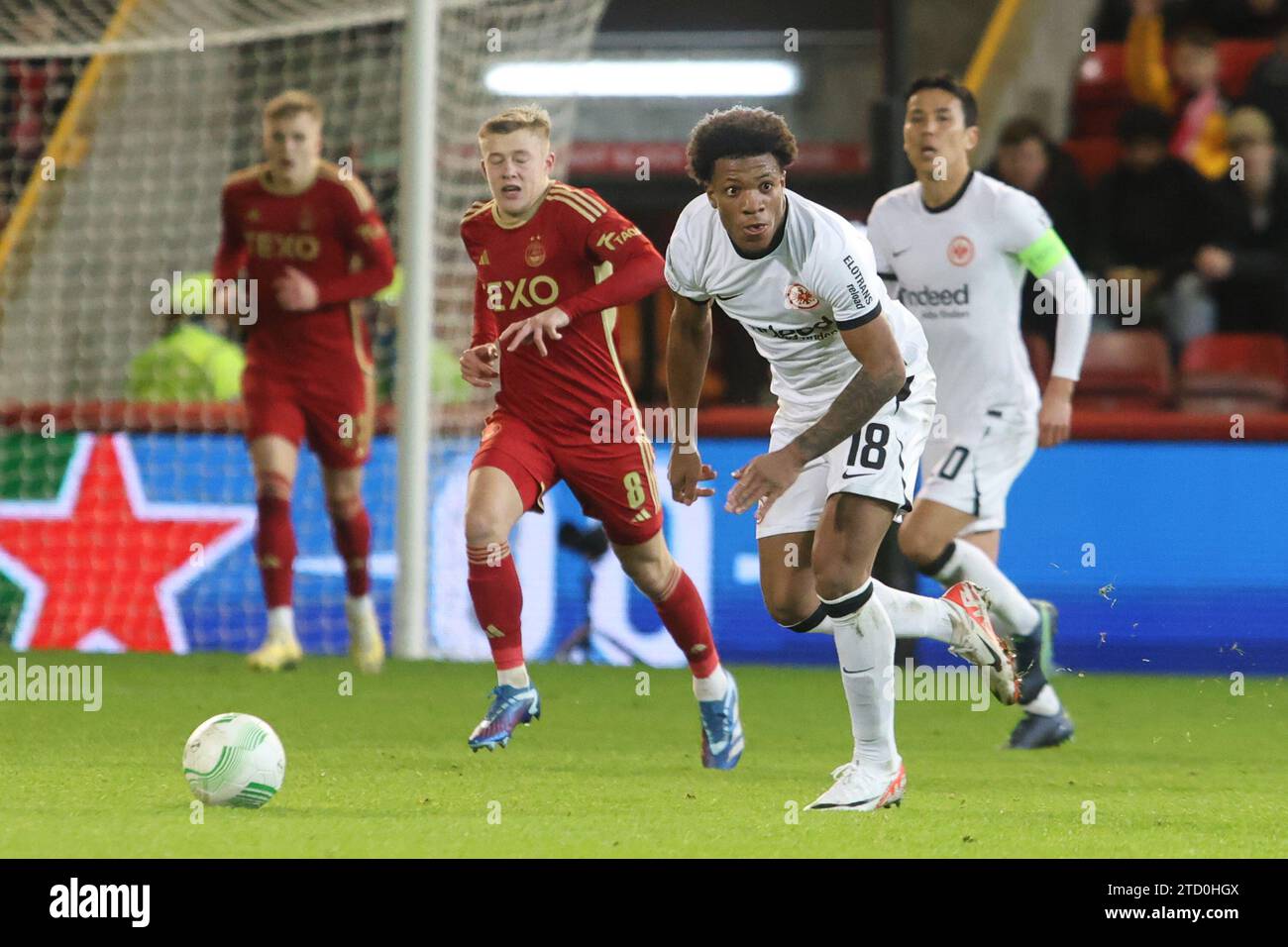 ABERDEEN, SCOZIA - 14 DICEMBRE: Jessic Ngankam di Eintracht durante la partita Aberdeen FC contro Eintracht Frankfurt Group G-UEFA Europa Conference League al Pittodrie Stadium il 14 dicembre 2023 ad Aberdeen, Scozia. (Supporti MB) Foto Stock