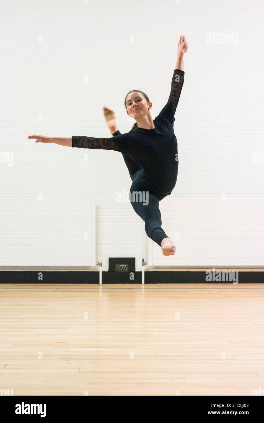 Foto di ragazze in uno studio di danza scolastico che studia, danza di livello A. Foto Stock