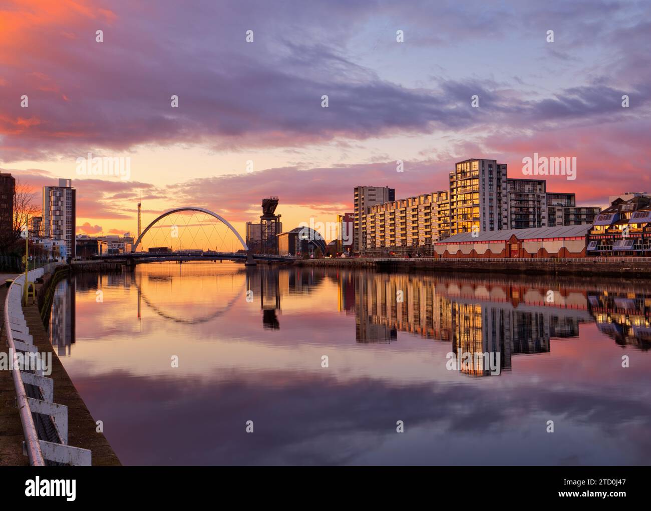 Un tramonto invernale eccezionalmente bello si sviluppa dietro il famoso Ponte Squinty sul fiume Clyde a Glasgow Foto Stock