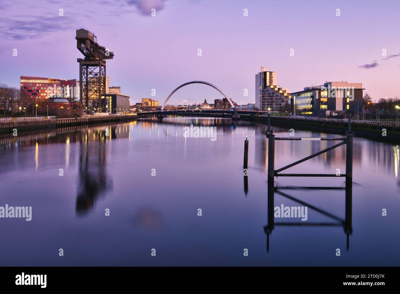 Guardando il fiume Clyde verso lo Squinty Bridge e la gru Finnieston dal Bells Bridge di Glasgow. Foto Stock