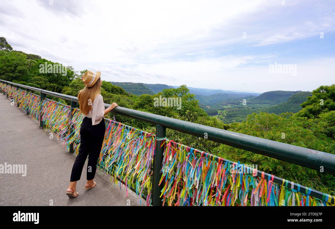 Ragazza viaggiatrice che gode della vista di Serra Gaucha da Gramado, Rio grande do sul, Brasile Foto Stock