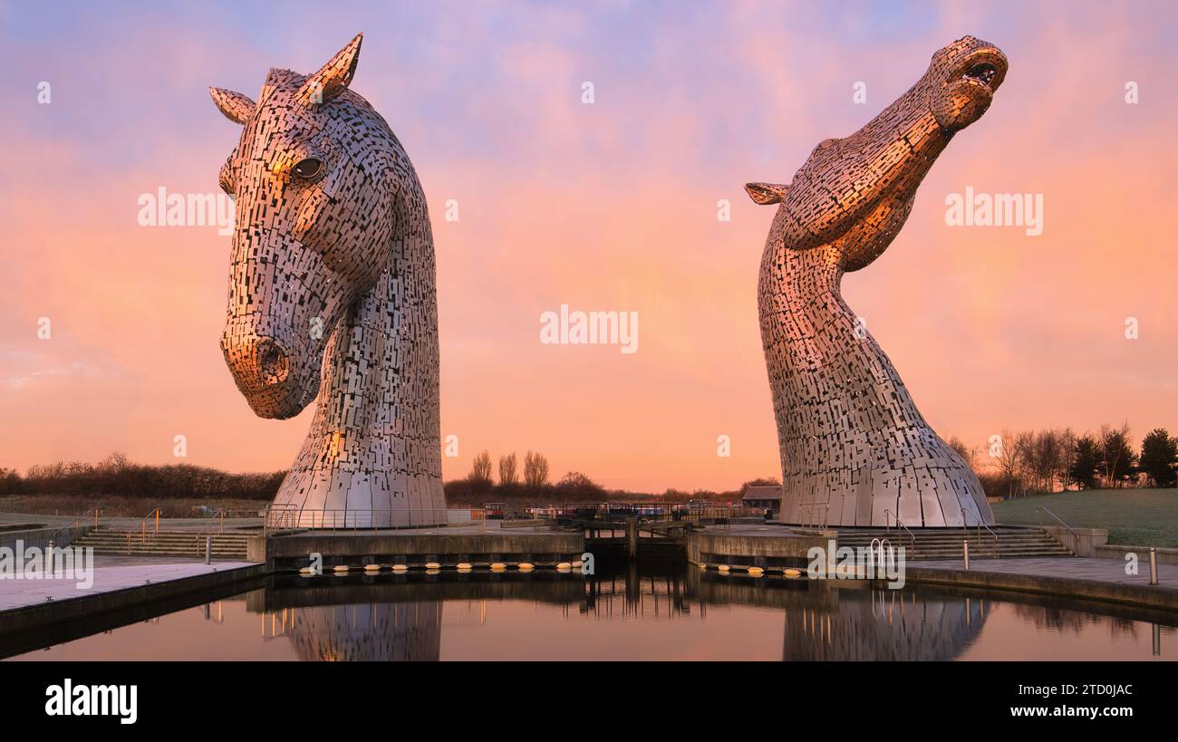 I primi raggi del sole che sorge mettono in risalto le Kelpies, donando alle strutture metalliche una splendida tonalità oro rosa. White Frost tapperà ancora il terreno. Foto Stock