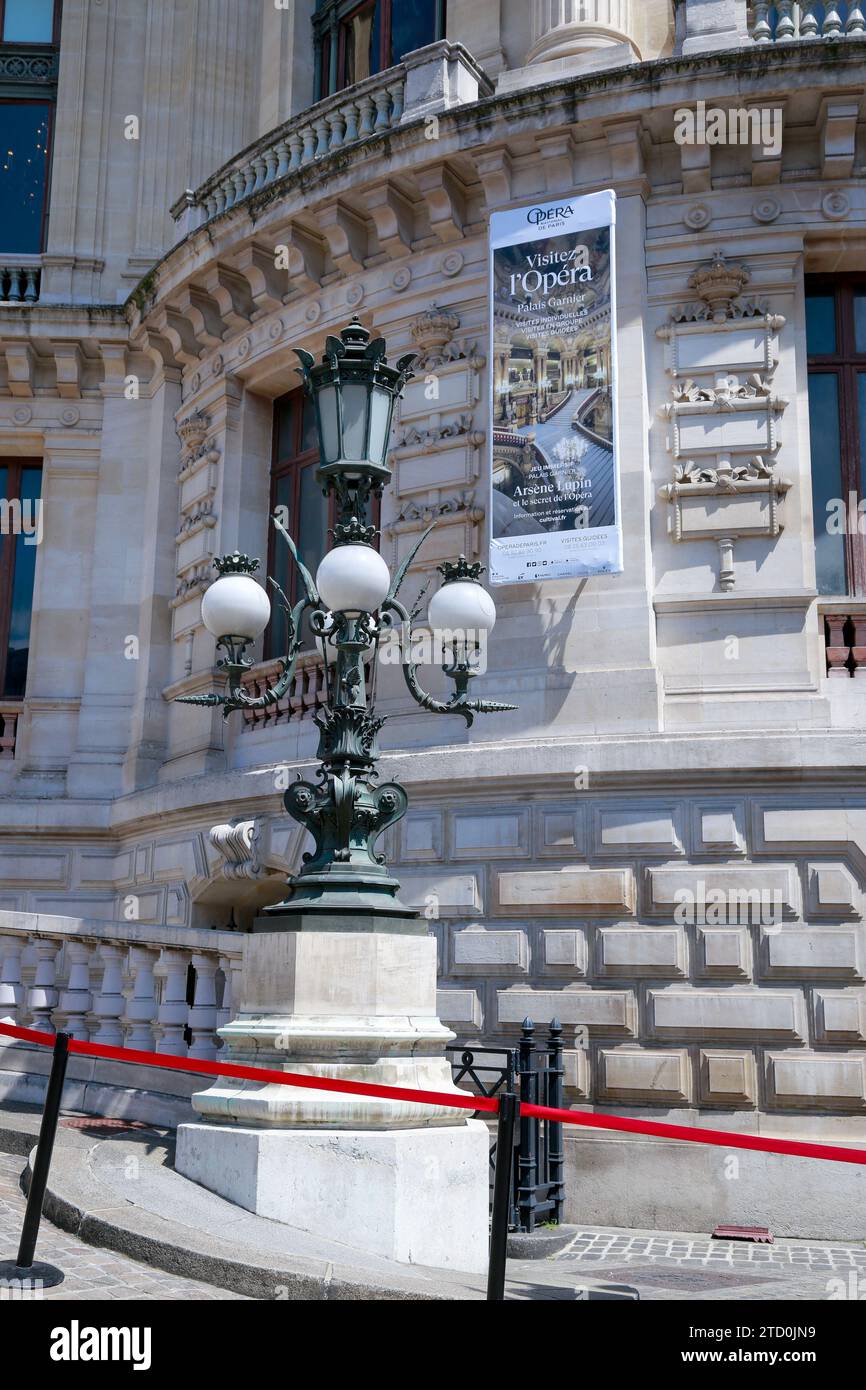 Opera Garnier, conosciuta come Palais Garnier, simbolo di Parigi, in una splendida giornata estiva con cielo blu, a Parigi, in Francia Foto Stock