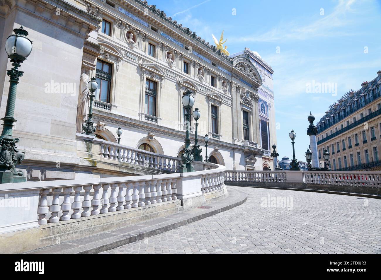 Opera Garnier, conosciuta come Palais Garnier, simbolo di Parigi, in una splendida giornata estiva con cielo blu, a Parigi, in Francia Foto Stock