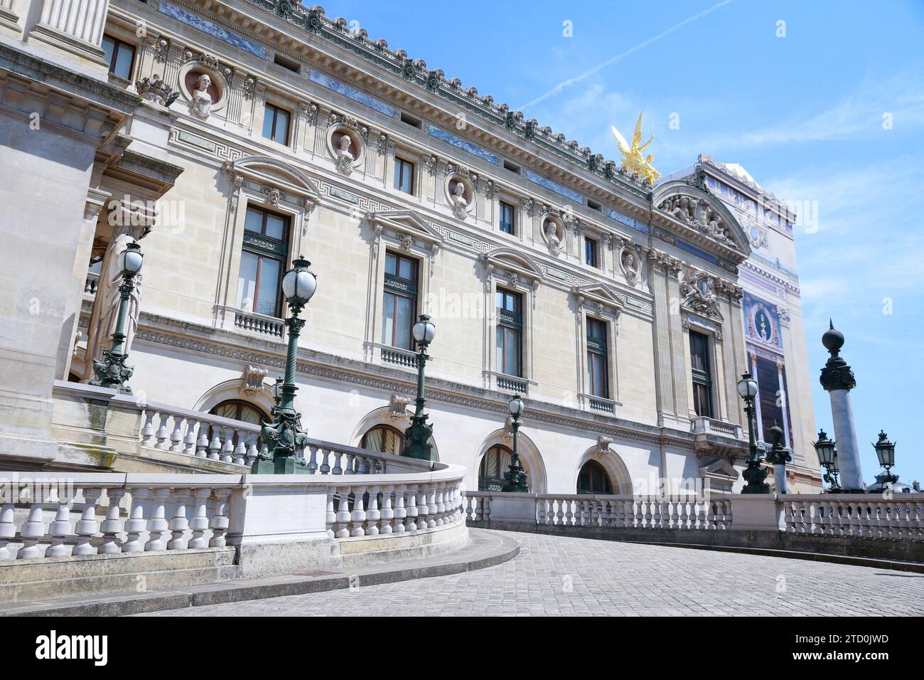 Opera Garnier, conosciuta come Palais Garnier, simbolo di Parigi, in una splendida giornata estiva con cielo blu, a Parigi, in Francia Foto Stock